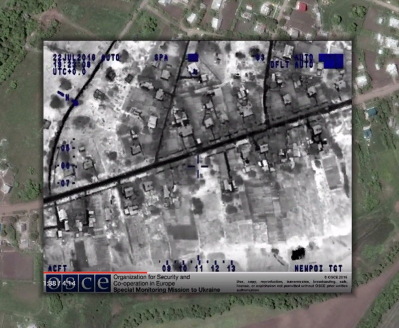 Наложение скриншота видео с БЛА СММ ОБСЕ и спутникового снимка Google Earth (координаты: 48.136931, 37.651545).
