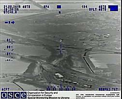 Видео СММ ОБСЕ, на котором запечатлен пуск ракеты (в верхнем правом углу кадра) с территории к северо-западу от контролируемой Украиной «промзоны» и зенитный огонь близ Авдеевки и контролируемой сепаратистами Ясиноватой.