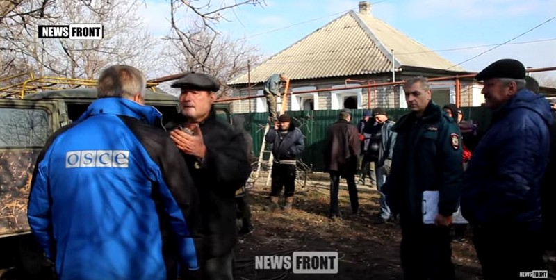 Скриншот видео News-Front «[+21] Страшные последствия обстрела Брянки в ЛНР артиллерией украинских карателей» (источник)